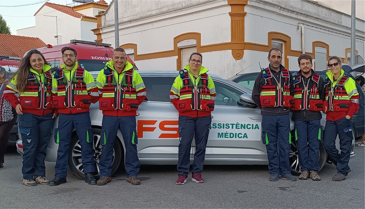Equipa completa de assistência médica junto à viatura FS, Benavente