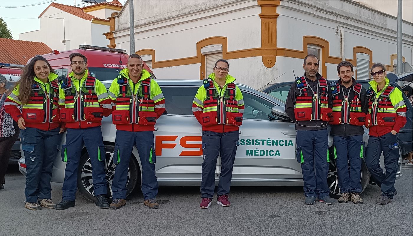 Equipa Forma Simples de assistência médica junto à viatura FS Assistência Médica, num evento em Benavente