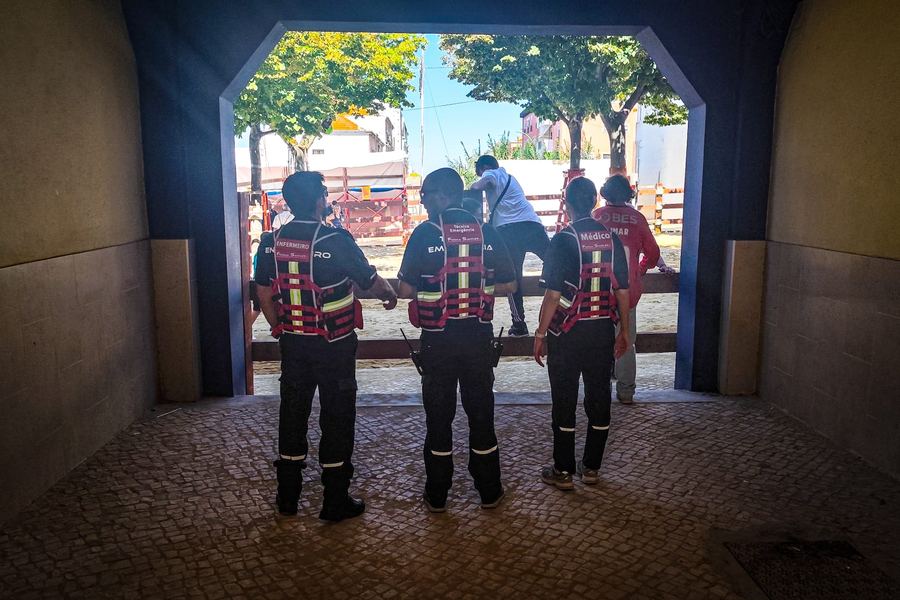 Equipa de Enfermeiro, Técnico de Emergência e Médico da Forma Simples à entrada de uma arena