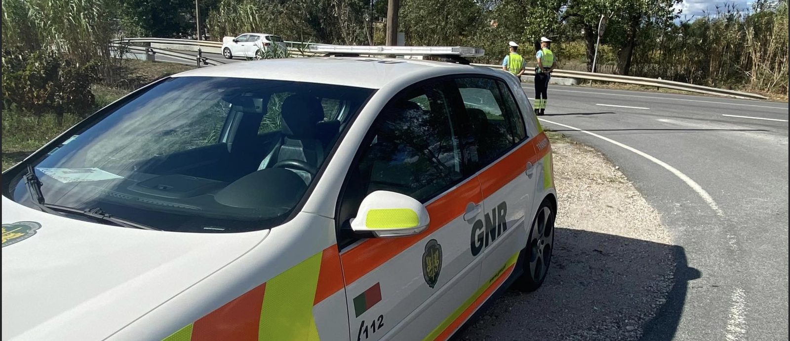 Viatura da GNR equipada com rampa de sinalização luminosa Cell2 instalada pela Forma Simples